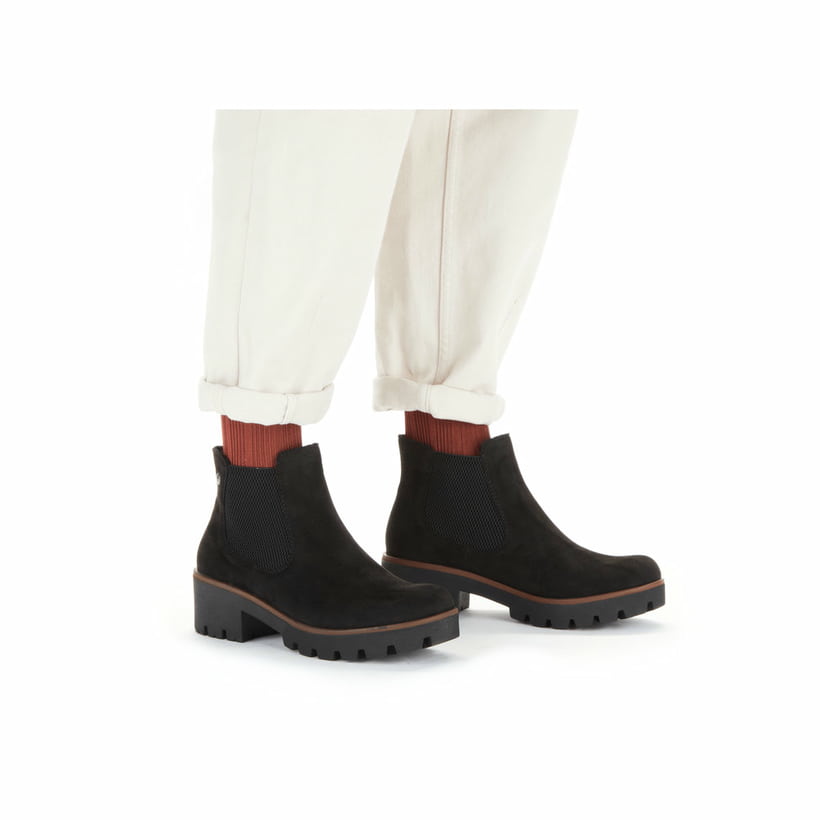 Graphitschwarze Rieker Damen Chelsea Boots 79265-00 mit einer leichten Profilsohle. Schuh am Fuß