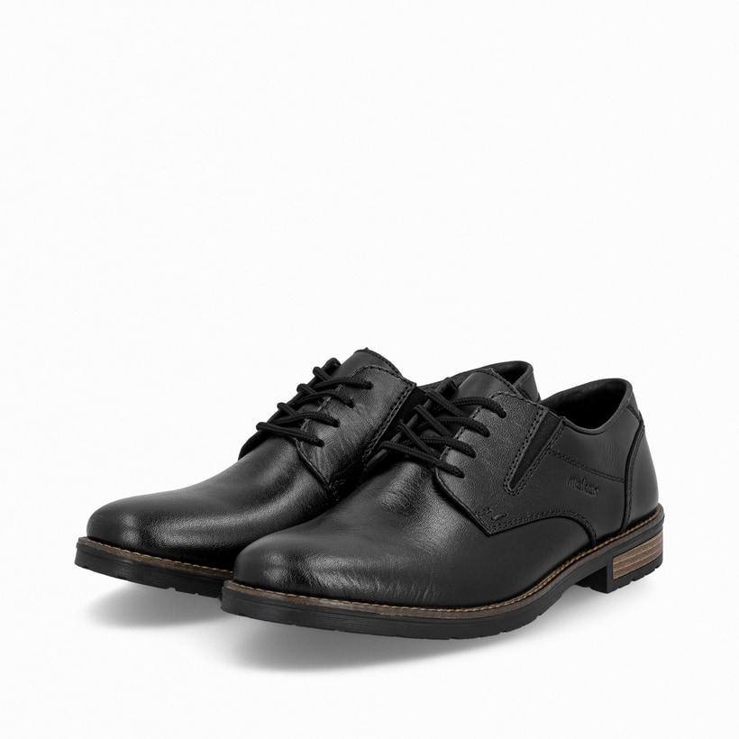 Schwarze Rieker Herren Schnürschuhe 14621-00 aus Glattleder mit Komfortweite G. Schuhpaar seitlich schräg.