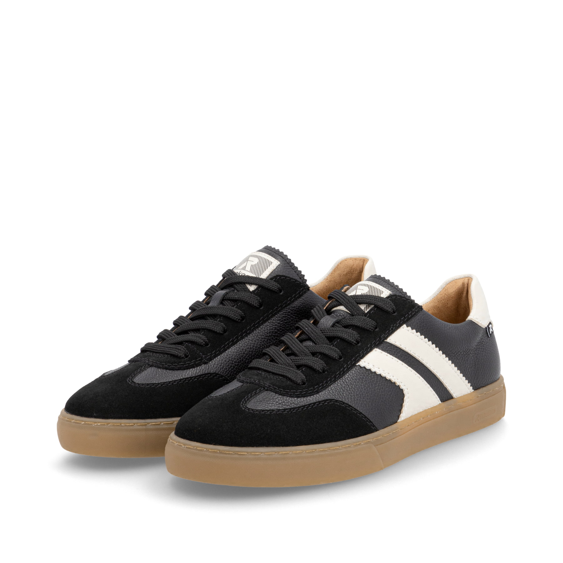 Schwarze Rieker Herren Sneaker Low U0707-00 im Retro-Look mit weißen Streifen an der Seite sowie einer Schnürung. Schuhpaar seitlich schräg.