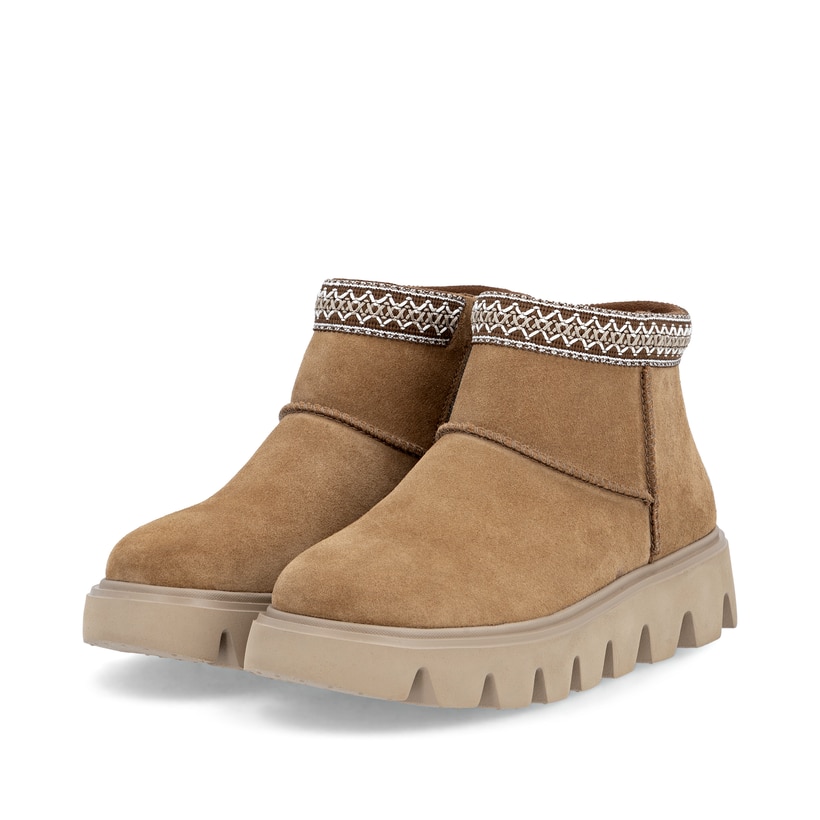 Hellbraune Rieker Damen Kurzstiefel W2074-24 aus Rauleder mit Schaftkragen. Schuhpaar seitlich schräg.