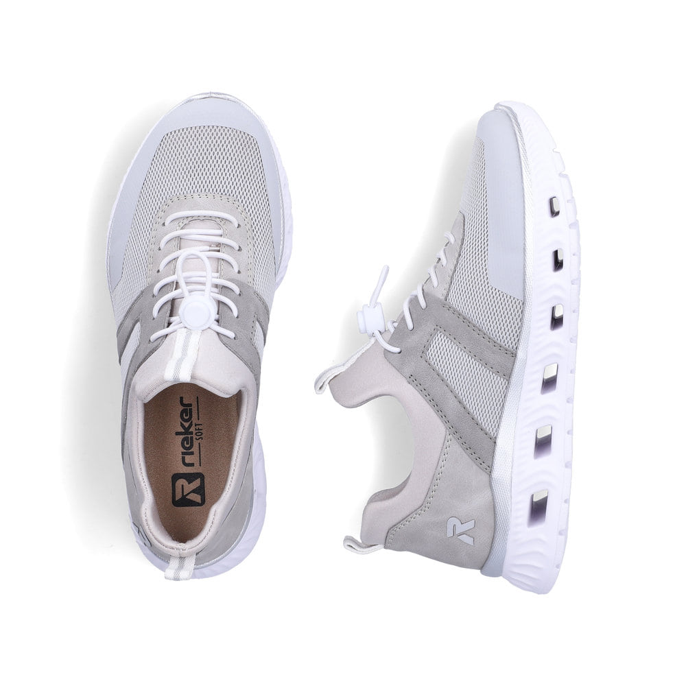 Graue Rieker Damen Sneaker Low M6061-40 mit einem Gummizug sowie Komfortweite G. Schuh von oben, liegend.