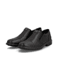 Schwarze Rieker Herren Slipper 17659-00 mit einem Gummizug sowie Extraweite H. Schuhpaar seitlich schräg.