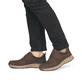 
Dunkelbraune Rieker Herren Slipper 14358-25 mit einer schockabsorbierenden Sohle. Schuh am Fuß