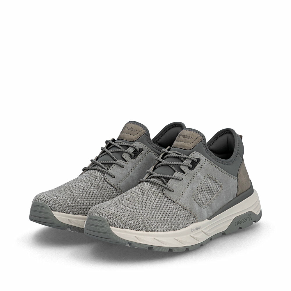 Graue Rieker Herren Slipper 06150-40 mit einem Gummizug sowie einem Gel-Fußbett. Schuhpaar seitlich schräg.