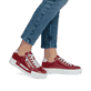 Rote Rieker Damen Sneaker Low N49C2-33 mit einer Schnürung. Schuh am Fuß.