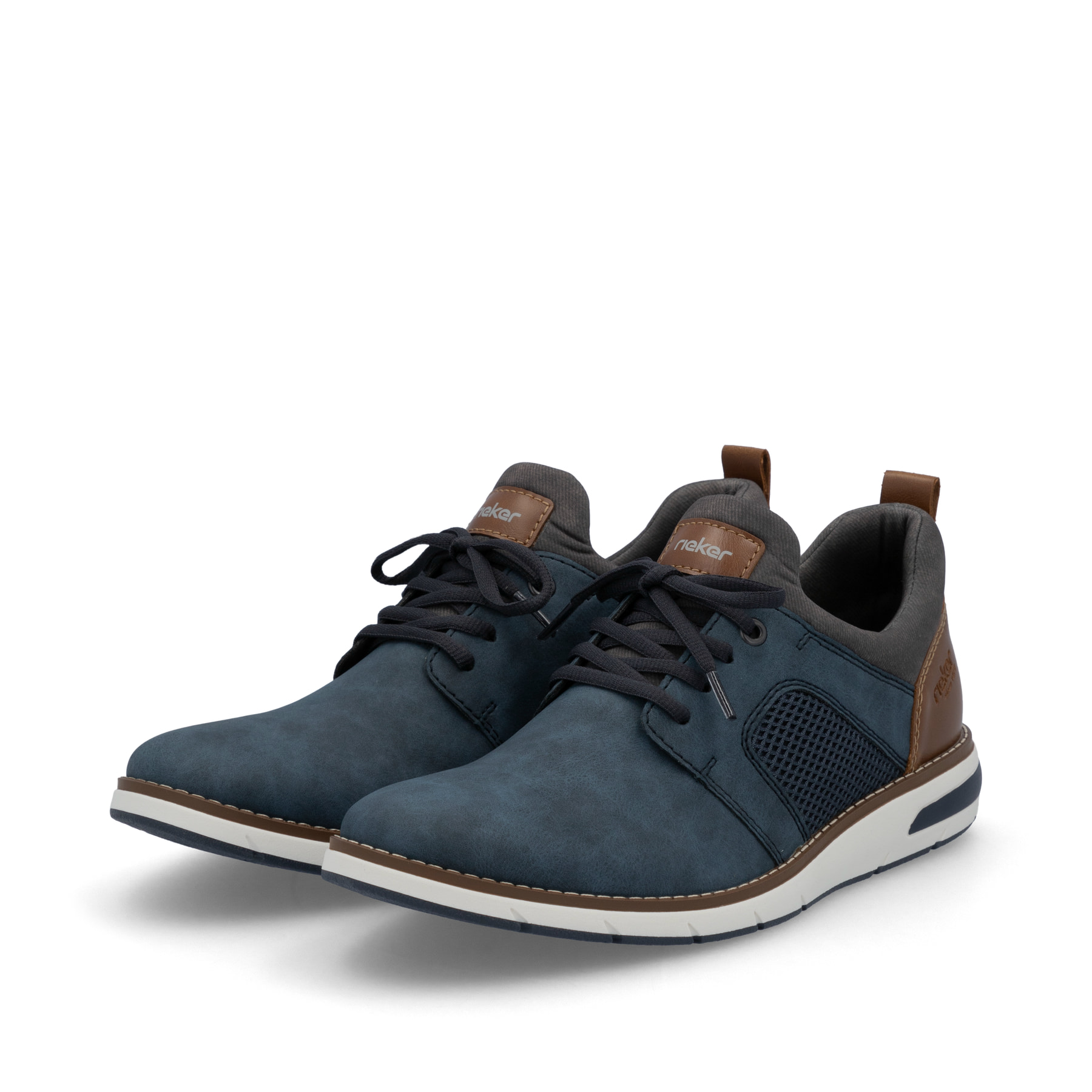 Blaue Rieker Herren Slipper 11351-14 mit einem Gummizug sowie Komfortweite G 1/2. Schuhpaar seitlich schräg.