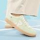 Grüne Rieker Damen Sneaker Low W2200-52 mit Schnürung sowie abriebfester Sohle. Schuh am Model.