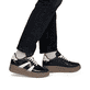 Vegane, schwarze Rieker Damen Sneaker Low M7601-00 mit einer Schnürung. Schuh am Fuß.
