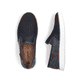 Blaue Rieker Herren Slipper B2265-14 mit einem Gummizug sowie Komfortweite G 1/2. Schuh von oben, liegend.
