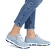 Blaue Rieker Damen Schnürschuhe 42424-10 mit runden Ziernähten. Schuh am Fuß.