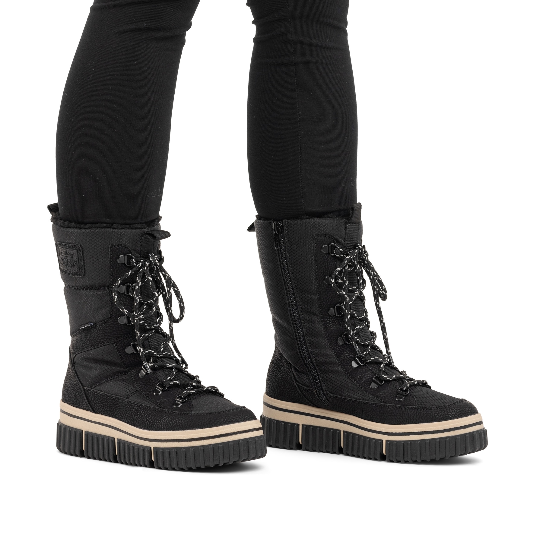 Vegane, schwarze Rieker Damen Kurzstiefel Y6380-00 mit einem Reißverschluss. Schuh am Fuß.