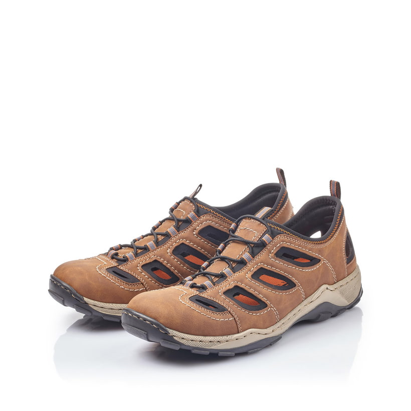 Braune Rieker Herren Slipper 08065-25 mit einer Gummischnürung sowie Ziernähten. Schuhpaar seitlich schräg.