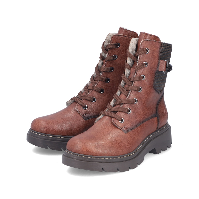 Braune Rieker Damen Biker Boots 76724-25 mit gemustertem Schaft. Schuhpaar seitlich schräg.