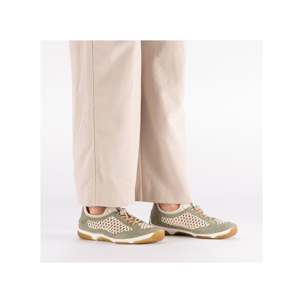 Grüne Rieker Damen Slipper 55960-52 mit Gummizug sowie extra weicher Decksohle. Schuh am Fuß.