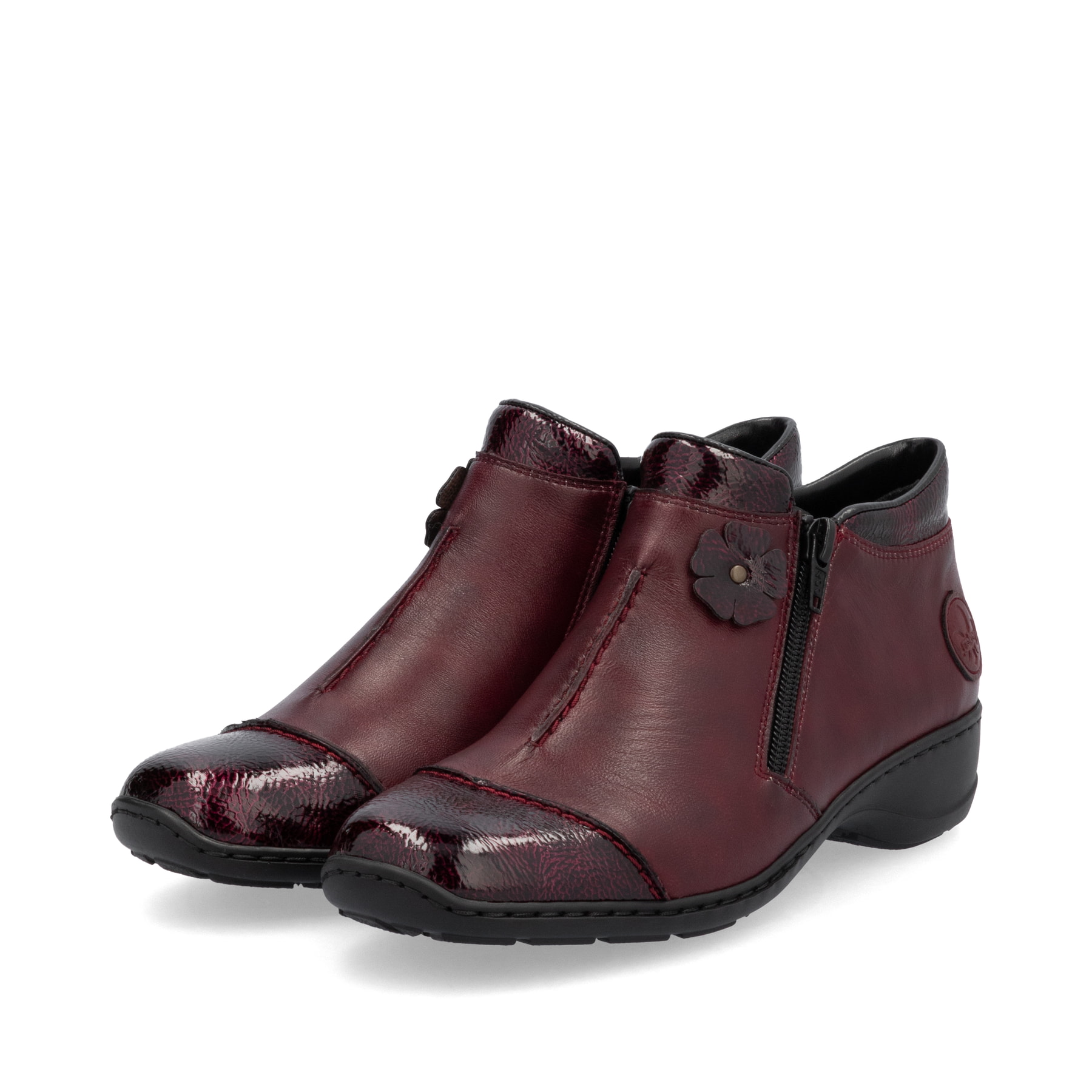 Weinrote Rieker Damen Kurzstiefel 58388-36 aus Glattleder mit dekorativer Blume. Schuhpaar seitlich schräg.