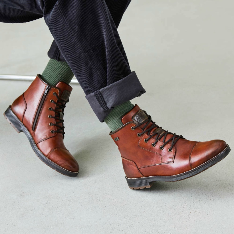 Braune Rieker Herren Schnürstiefel F4546-24 getragen