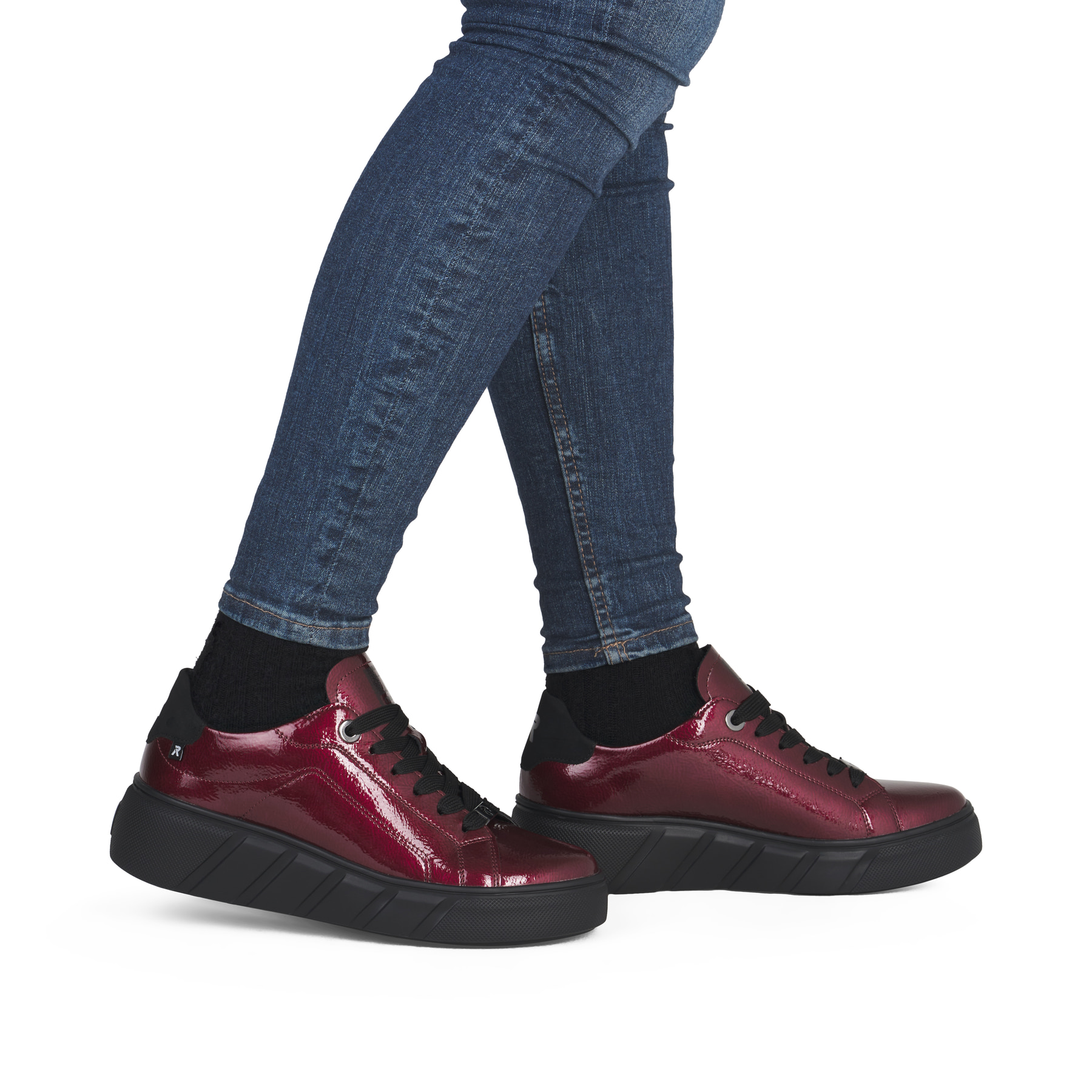 Baskets basses Rieker rouges femme W2601-35 en cuir verni avec lacets. Chaussure au pied.