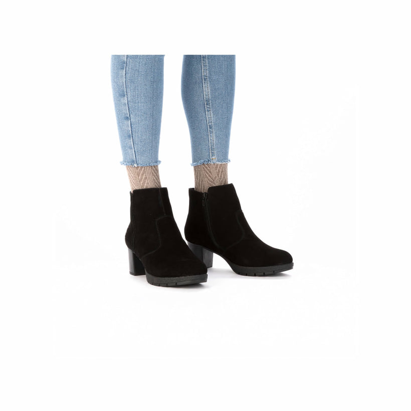 Schwarze Rieker Damen Stiefeletten 77665-00 aus Rauleder mit Reißverschluss. Schuh am Fuß.