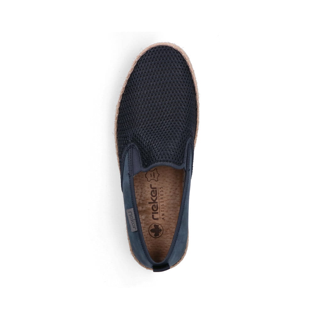 Blaue Rieker Herren Slipper B2661-14 mit einem Gummizug sowie der Komfortweite G. Schuh von oben.