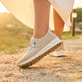 Beige Rieker Damen Slipper N1455-62 mit easy Hineinschlüpf-Möglichkeit. Schuh am Model.