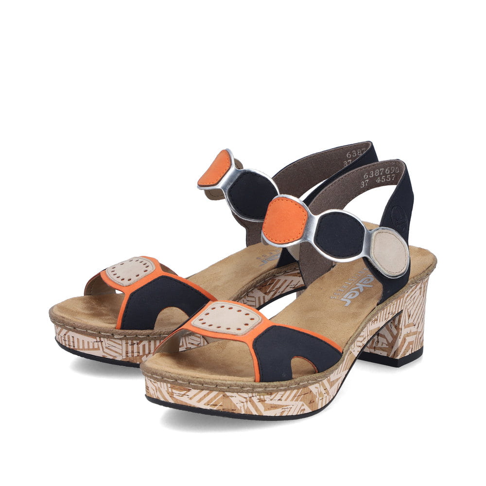 Sandalettes à lanières Rieker multicolores pour femme 63876-90. Chaussures inclinées sur le côté.