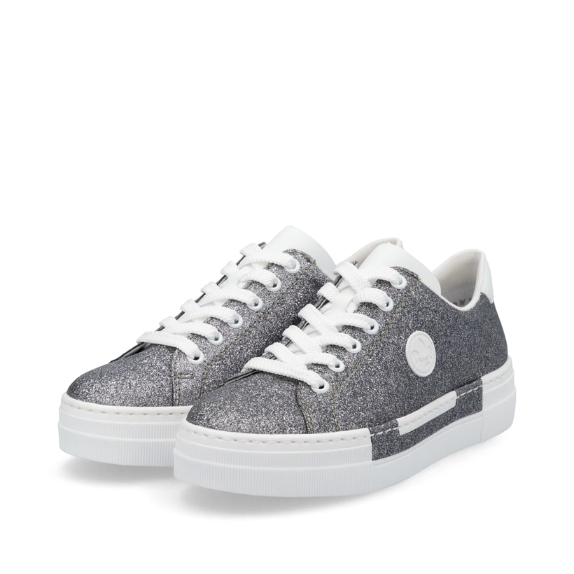 Baskets basses Rieker argent pour femme N49W1-91 avec lacets. Chaussures inclinées sur le côté.