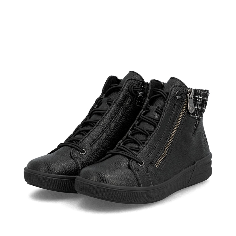 Schwarze Rieker Damen Kurzstiefel X0750-00 mit einem Reißverschluss. Schuhpaar seitlich schräg.