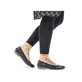 Schwarze Rieker Ballerinas 51994-01 mit einer extra weichen Decksohle. Schuh am Fuß.