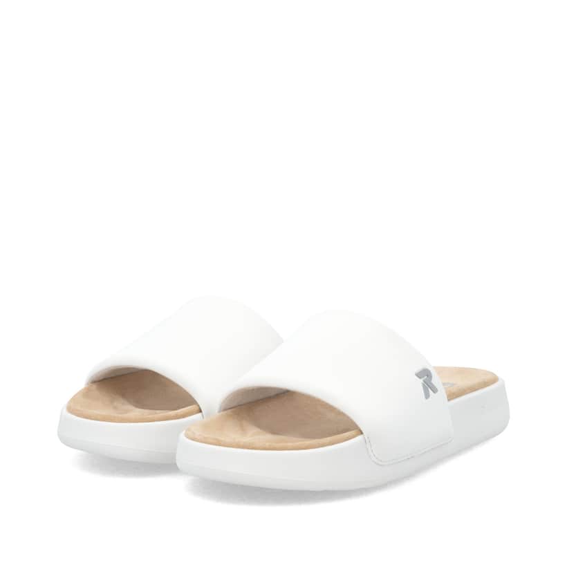 Weiße Rieker Damen Pantoletten W3250-80 mit ultraleichter und dämpfender Sohle. Schuhpaar seitlich schräg.