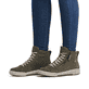 Grüne Rieker Damen Sneaker High W0164-54 mit einer leichten und griffigen Sohle. Schuh am Fuß.
