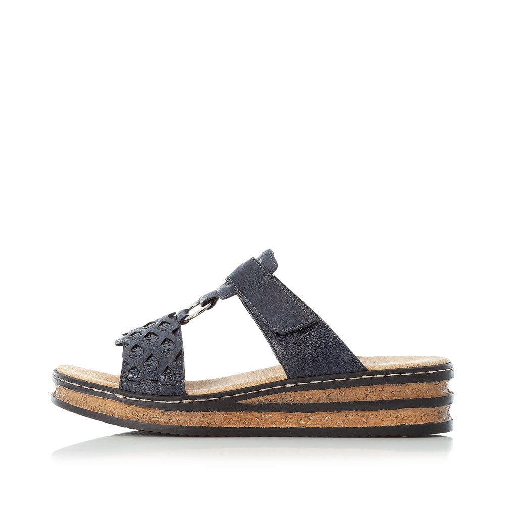 Blaue Rieker Damen Pantoletten 629K9-14 mit einem Klettverschluss. Schuh Außenseite.