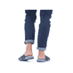 Blaue Rieker Herren Pantoletten 21999-14 mit der Extraweite H 1/2. Schuh am Fuß.