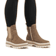 Braun-beige Rieker Damen Chelsea Boots Y6260-24 mit einem Reißverschluss. Schuh am Fuß.