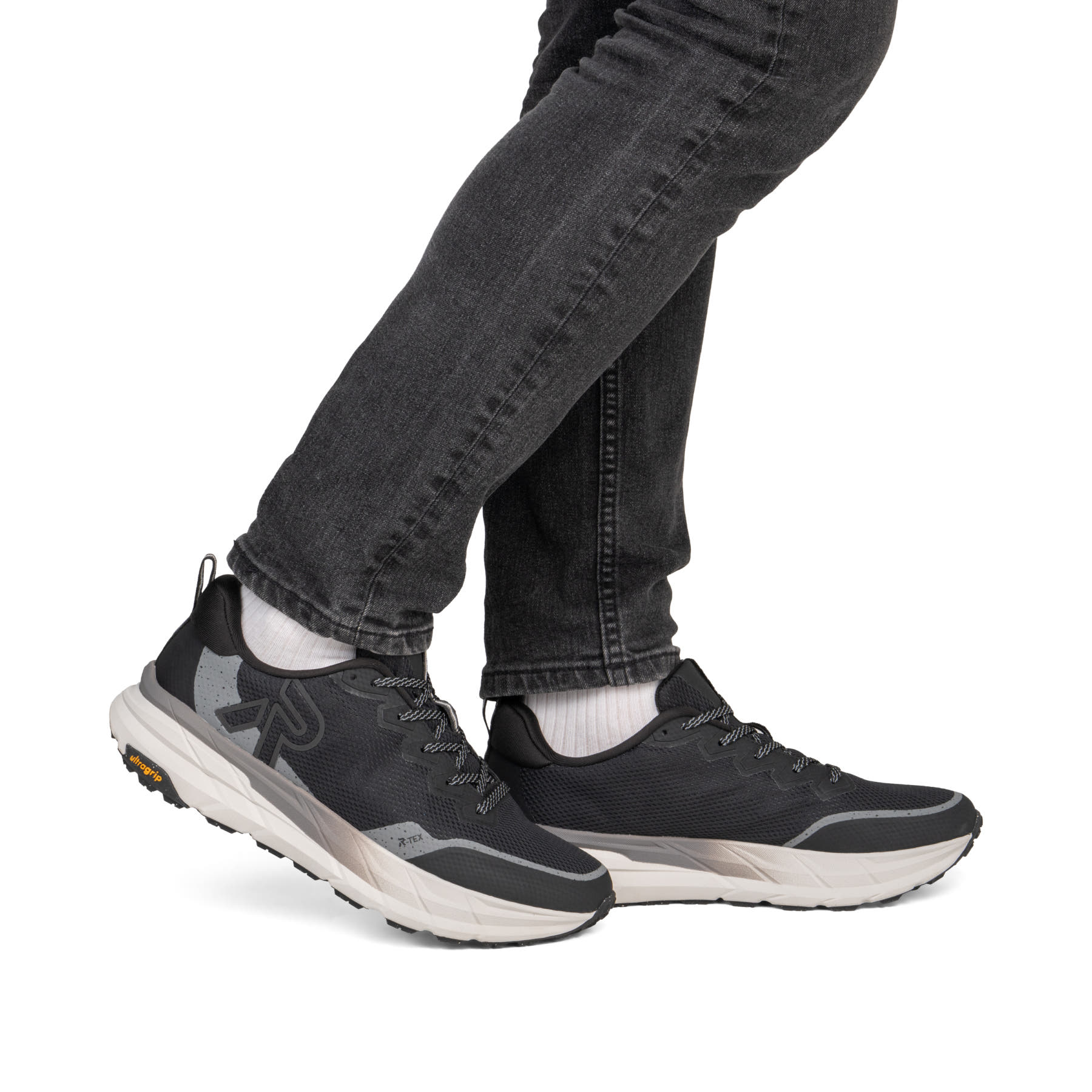 Schwarze Rieker Sport Herren Sneaker Low U4501-00. Schuh am Fuß.