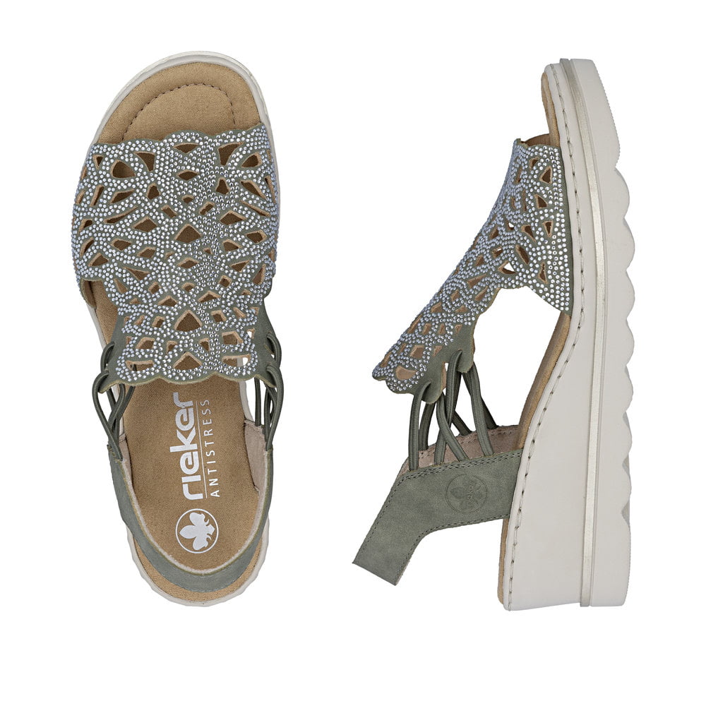 Khakifarbene Rieker Keilsandaletten 67465-52 mit Strasssteinen sowie Gummizug. Schuh von oben, liegend.