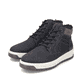 
Asphaltschwarze Rieker Herren Schnürstiefel 38542-00 mit einer robusten Profilsohle. Schuhpaar schräg.