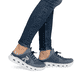 Blaue Rieker Damen Clogs M6069-10 mit Gummizug sowie einer ultraleichten Sohle. Schuh am Fuß.