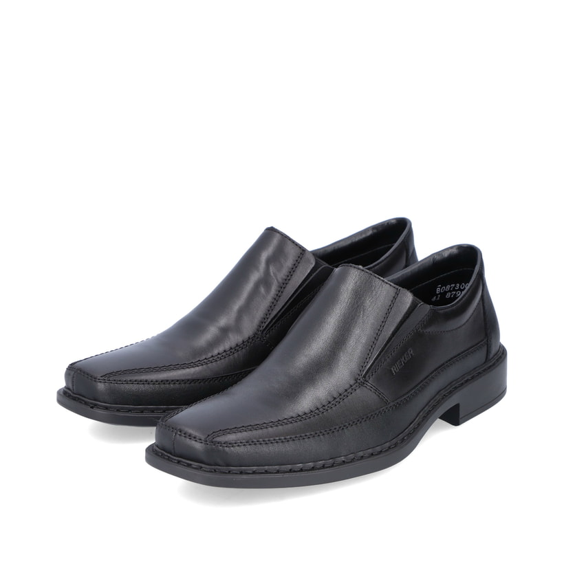 Schwarze Rieker Herren Slipper B0873-00 mit Elastikeinsatz sowie Extraweite H. Schuh Außenseite gespiegelt.