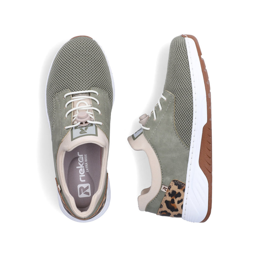 Khakifarbene Rieker Damen Slipper 53160-52 mit einem Gummizug sowie Extraweite H. Schuh von oben, liegend.