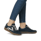 Blaue vegane Rieker Damen Sneaker Low M5512-15 mit einer Schnürung. Schuh am Fuß.