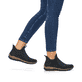 
Tiefschwarze Rieker Damen Chelsea Boots N3275-00 mit einer schockabsorbierenden Sohle. Schuh am Fuß
