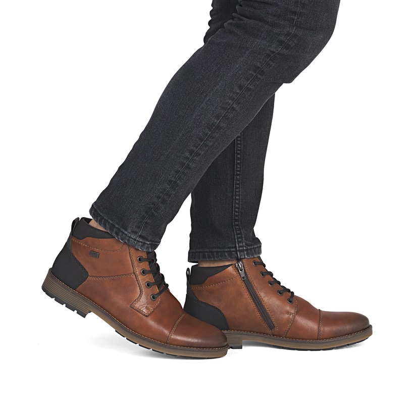 Braune Rieker Herren Schnürstiefel F4500-24 aus Glattleder. Schuh am Fuß.