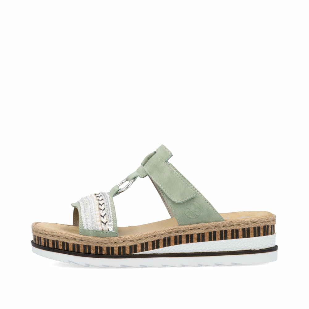 Grüne Rieker Damen Pantoletten V79M6-52 mit modischen Flechtelementen. Schuh Außenseite.