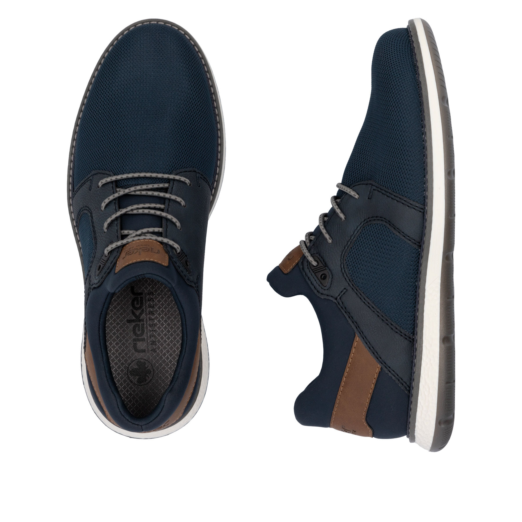 Blaue Rieker Herren Slipper 04452-14 mit einem Gummizug sowie Komfortweite G 1/2. Schuh von oben, liegend.