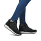 Schwarze Rieker Damen Sneaker High W0672-00 mit griffiger und leichter Sohle. Schuh am Fuß.