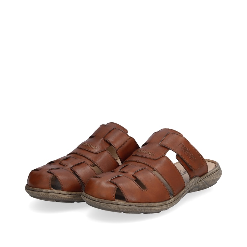 Braune Rieker Herren Pantoletten 22087-24 mit einem Klettverschluss. Schuhpaar seitlich schräg.