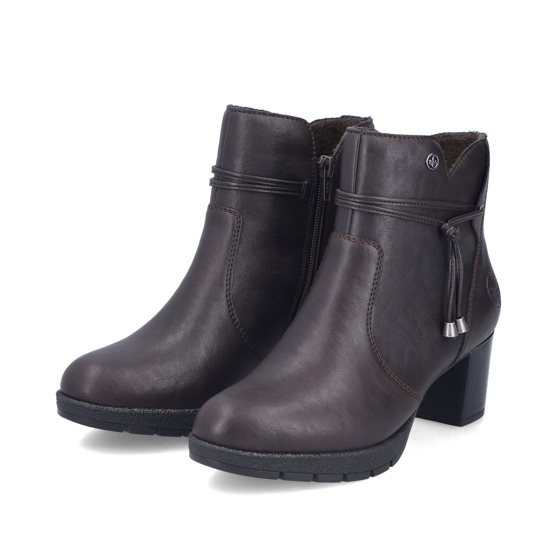 Dunkelbraune Rieker Damen Stiefeletten 77667-25 mit dekorativer Kordel. Schuhpaar seitlich schräg.