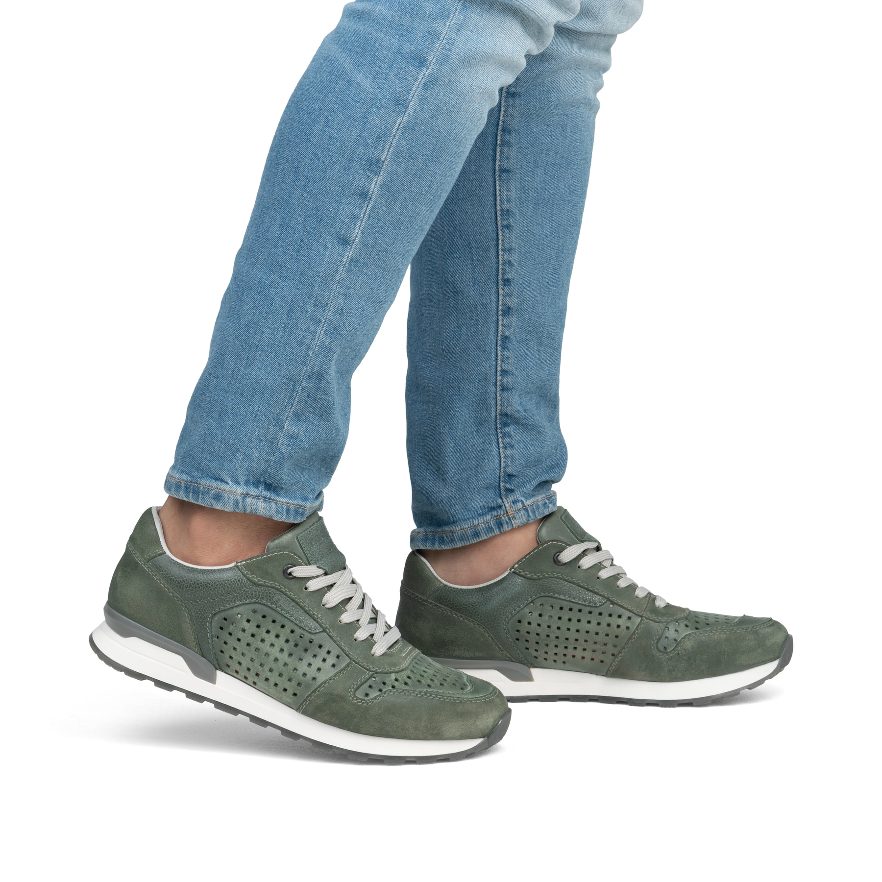 Grüne Rieker Herren Sneaker Low U0312-52 mit Schnürung sowie Komfortweite G 1/2. Schuh am Fuß.