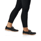 Blaue Rieker Damen Slipper N4263-14 mit Deko-Reißverschluss sowie einem Gummizug. Schuh am Fuß.