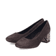 Braune Rieker Pumps 44750-25 aus Rauleder mit einer griffigen Sohle. Schuhpaar seitlich schräg.